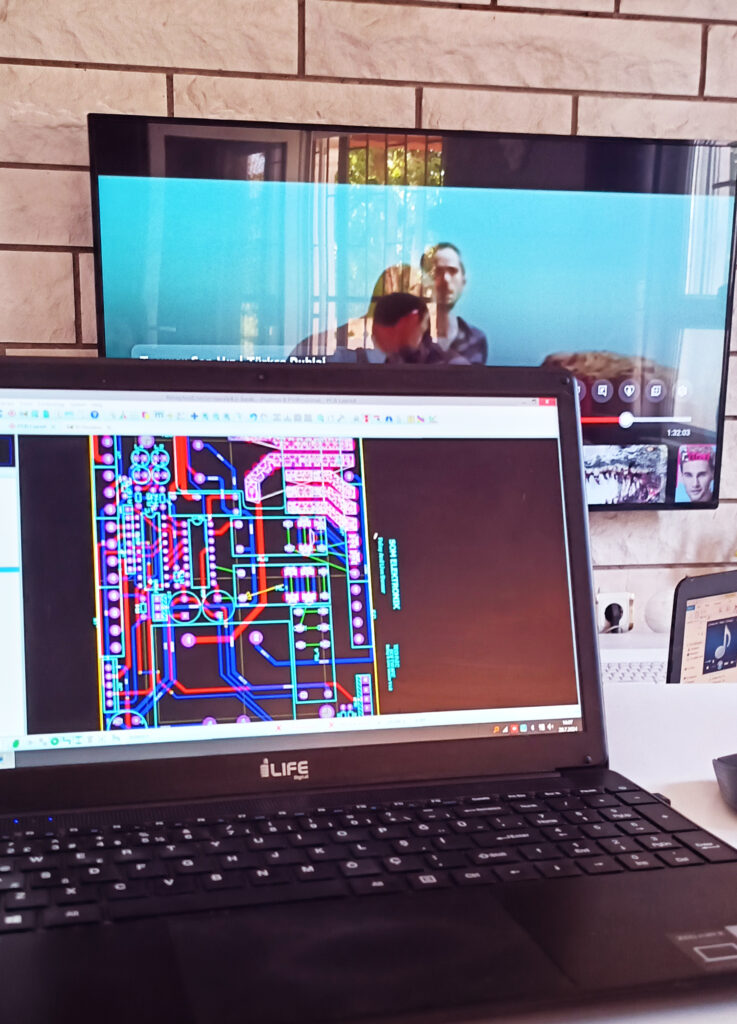 Bilgisayar yazılımını gösteren bir resim. ekranda otel otomasyonu ile ilgili yazılım programları var.