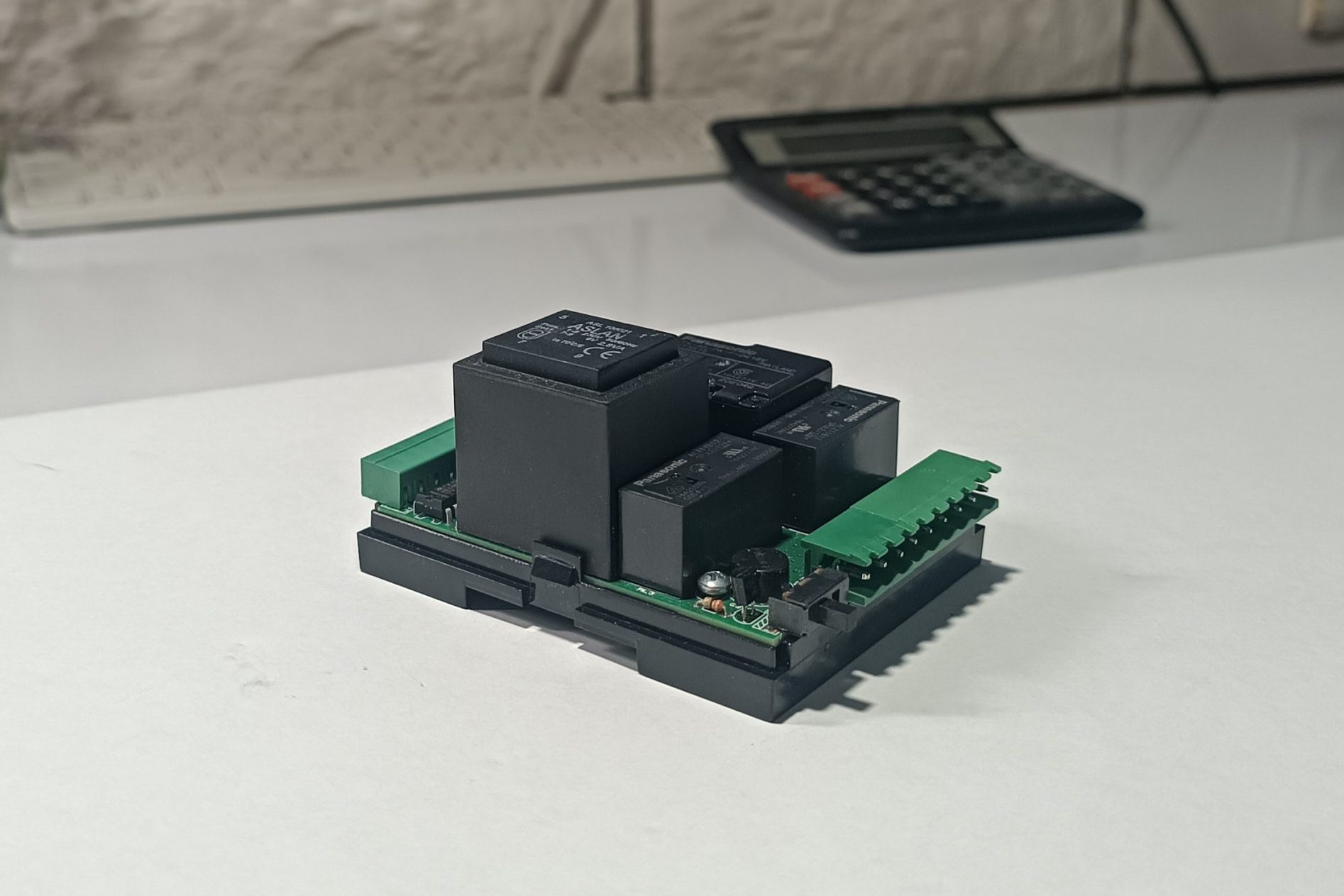 Arkada bilgisayar klavyesi hesapmakisi teması önde fonksiyonel çift klimalı otel rölesi elektronik devre kartı