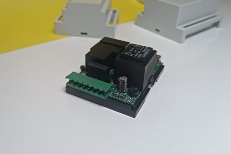 Beyaz zemin üzerinde Tek Klimalı swic gecikme özellikli otel rölesi elektronik devresi