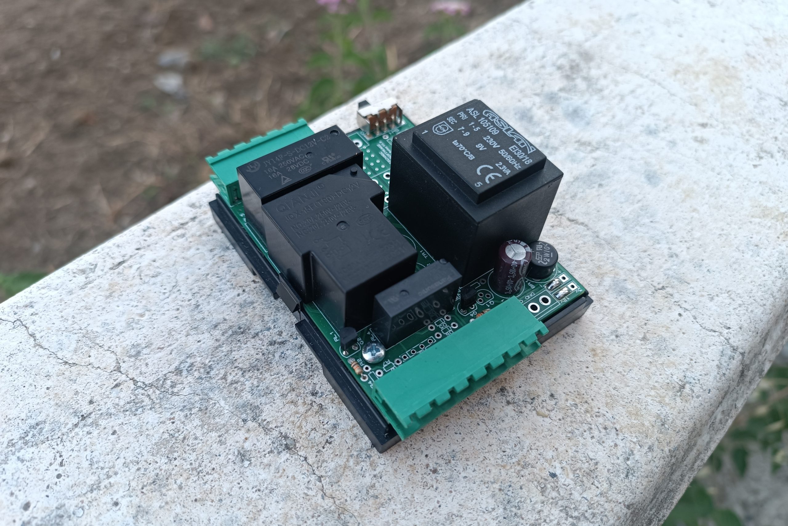 Beton zemin üzerinde tek klimalı fonksiyonel otel rölesi elektronik devre kartı