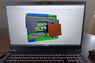 masa üzerinde bir lapto ve ekranında ares çizimi technic software varlık modülü şeması olan görsel