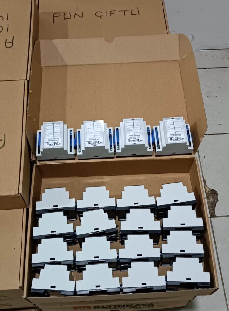 koliler halinde ve üzerinde otel röleleri olan technic software ürünlerinin görseli