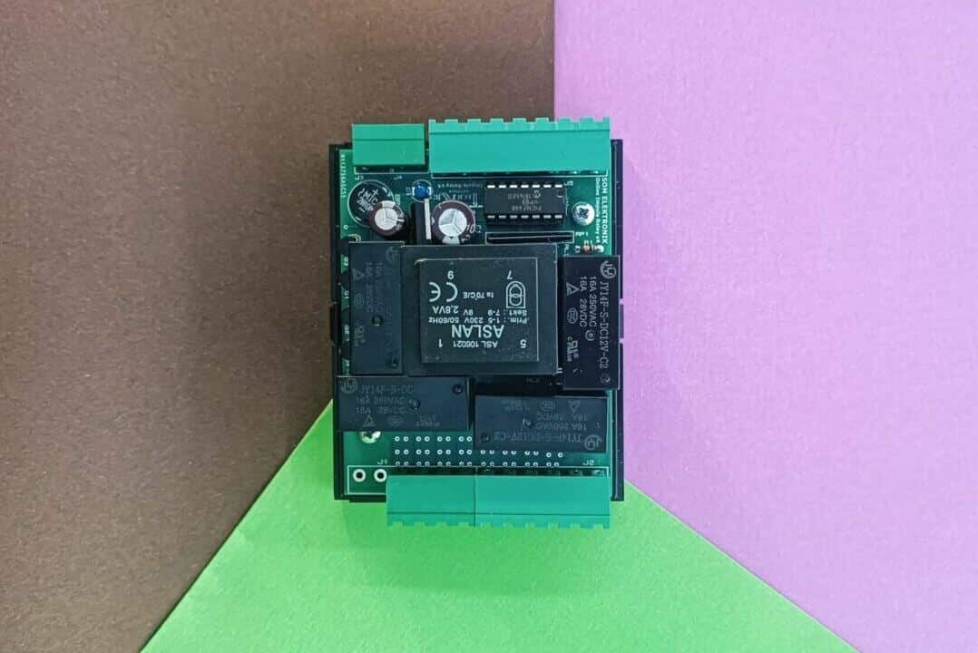 kahverengi, pembe ve yşil fonlar üzerinde technic software ürünü impuls rölesi görseli