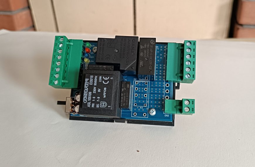 Arkada Duvar beyaz zemin üzerinde Varlık modülü olan elektronik devre PCBsi