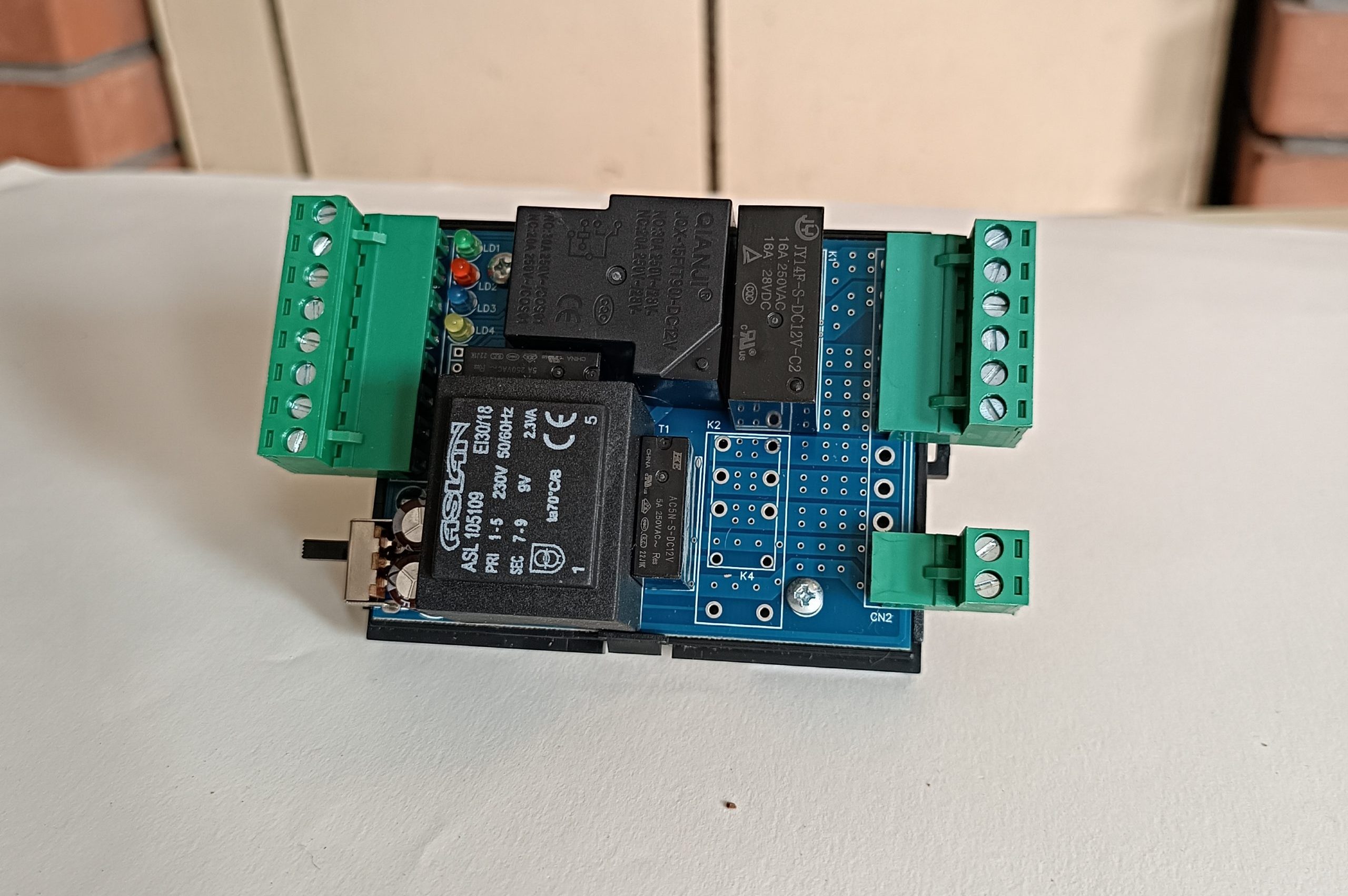 Arkada Duvar beyaz zemin üzerinde Varlık modülü olan elektronik devre PCBsi