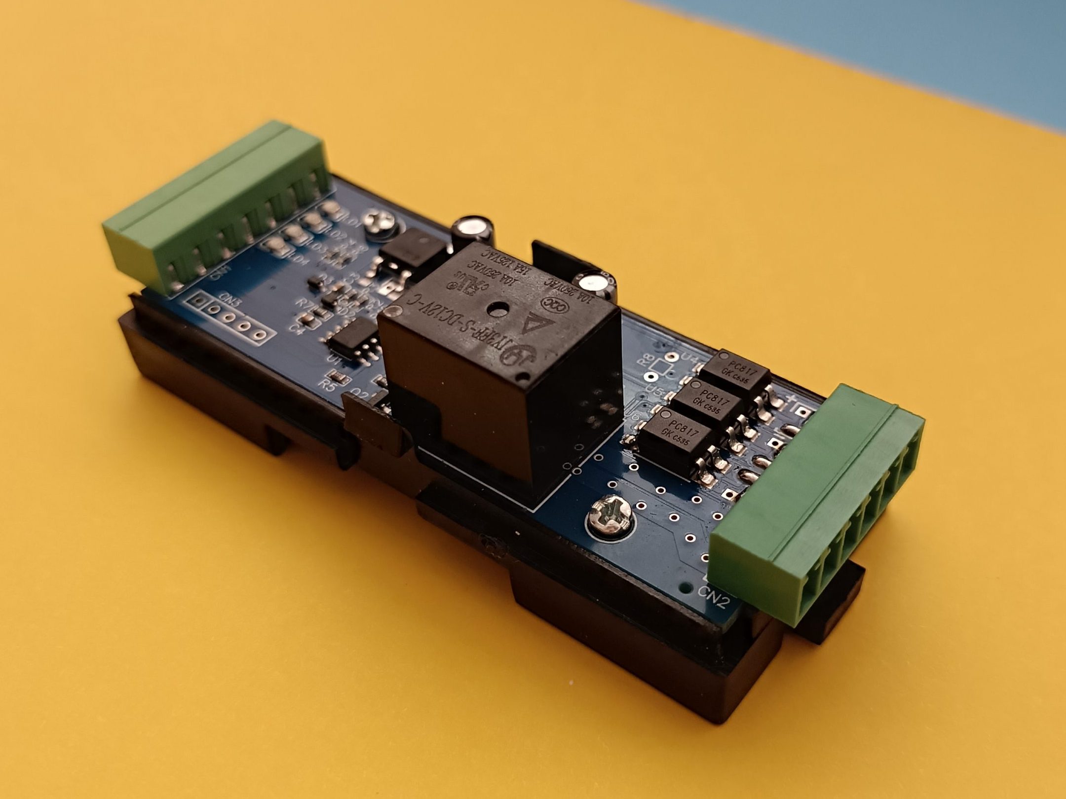 Sarı Mavi zemin üzerinde Elektronik devre PCB kartı