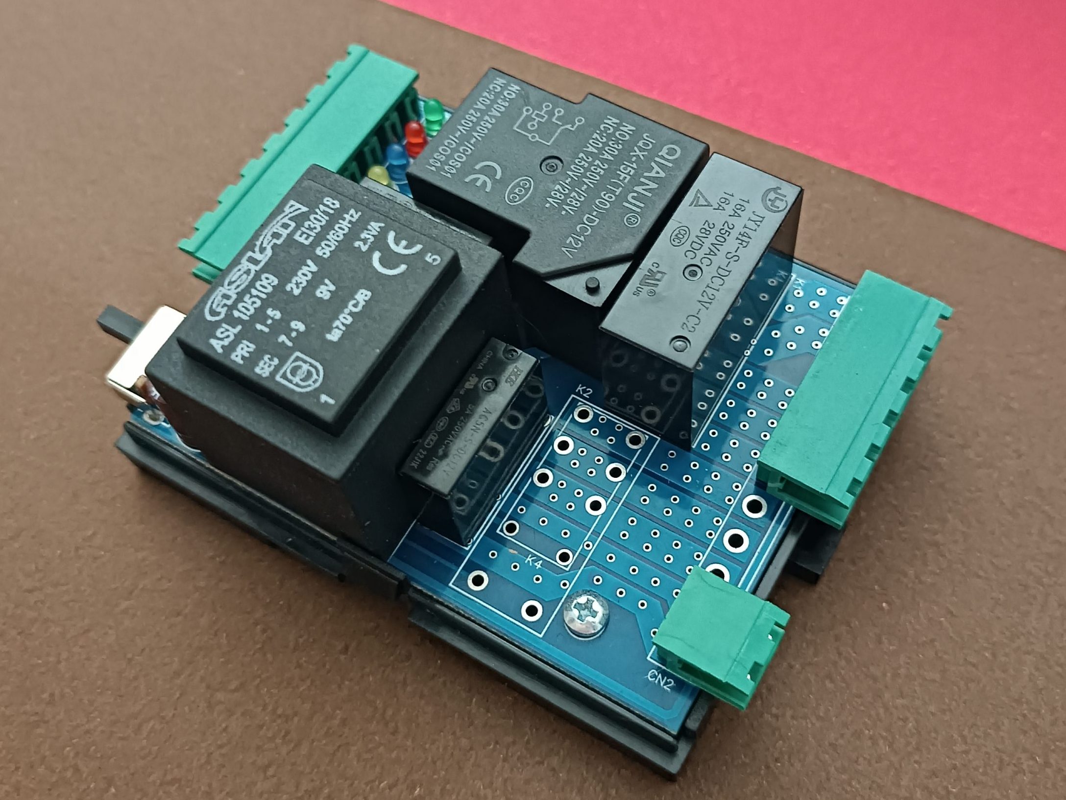 Kahverevgi kırmızı zemin üzerinde varlık modülü elektronik devre kartı