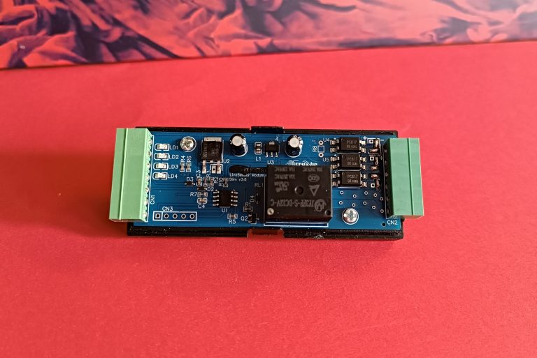 Kırmızı Zemin Üzerinde Elektronik Devre Olan Bir PCB