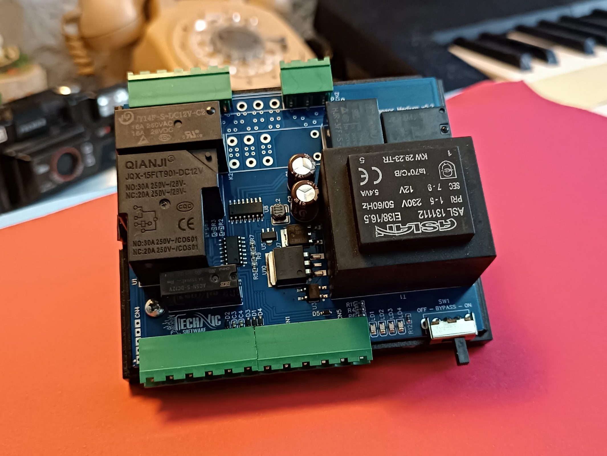 arkada eski telefon fotoğraf makinesi ve org kahverengi zemin üzerinde tek klima orta boy varlık modülü elektronik devre kartı