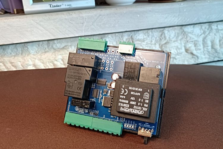 arkada taş duvar kahverengi zemin üzerinde tek klima orta boy varlık modülü elektronik devre kartı