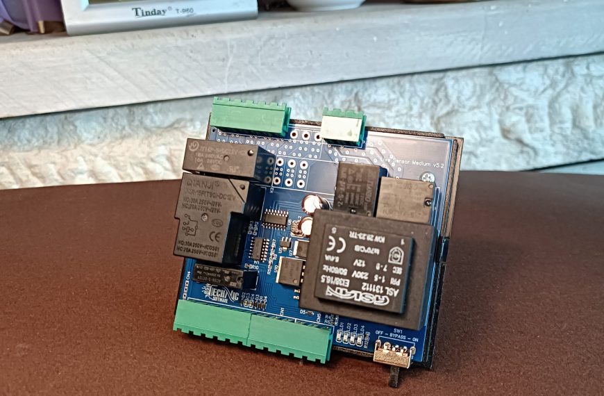 arkada taş duvar kahverengi zemin üzerinde tek klima orta boy varlık modülü elektronik devre kartı