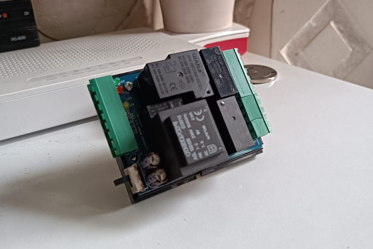 beyaz zemin üzerinde çift klima kontaklı varlık modülü elektronik devre kartı