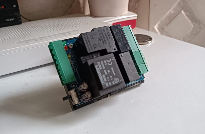 beyaz zemin üzerinde çift klima kontaklı varlık modülü elektronik devre kartı