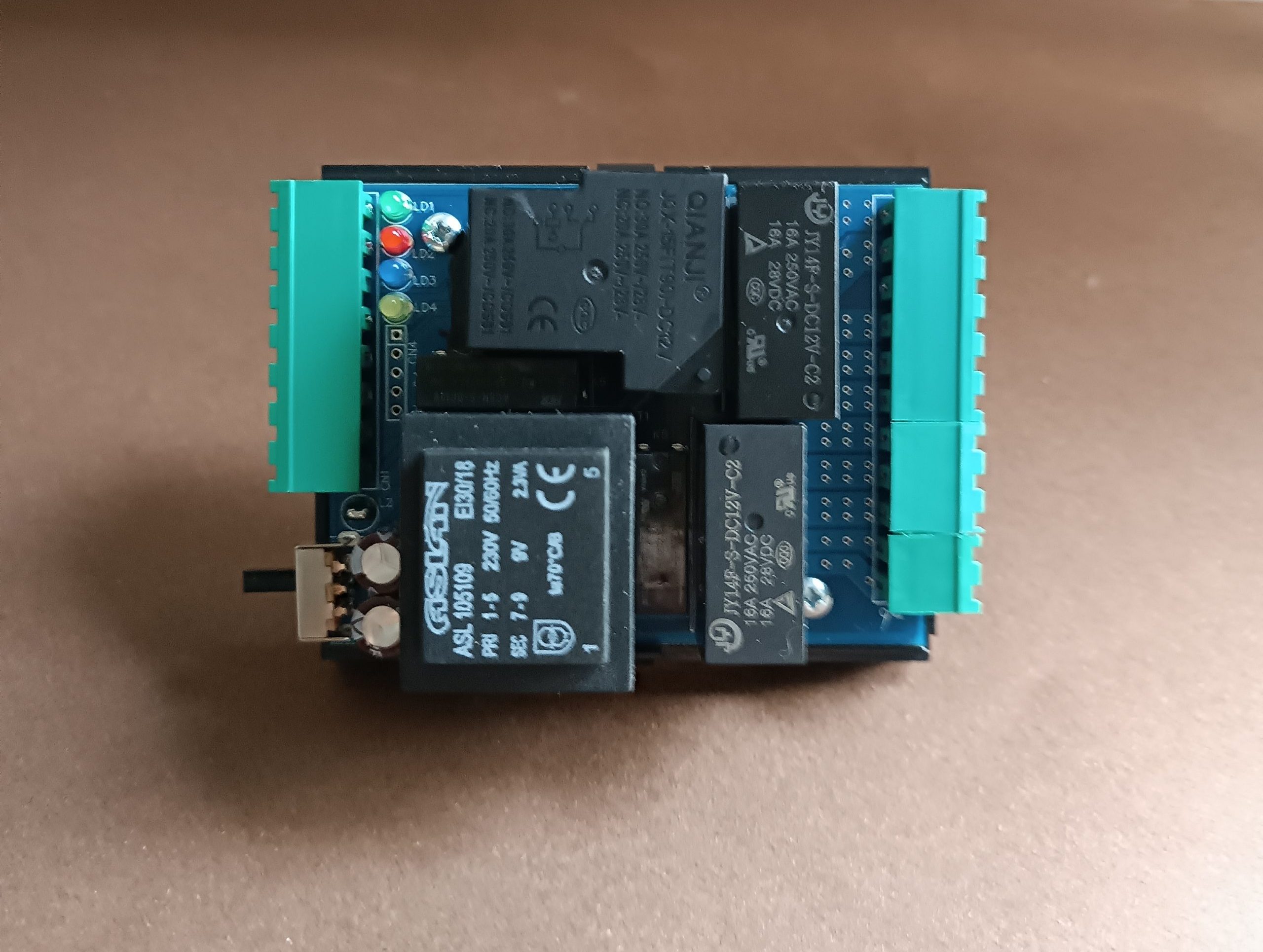 arkada taş duvar ve kahverengi zemin üzerinde çift klima kontaklı varlık modülü elektronik devre kartı