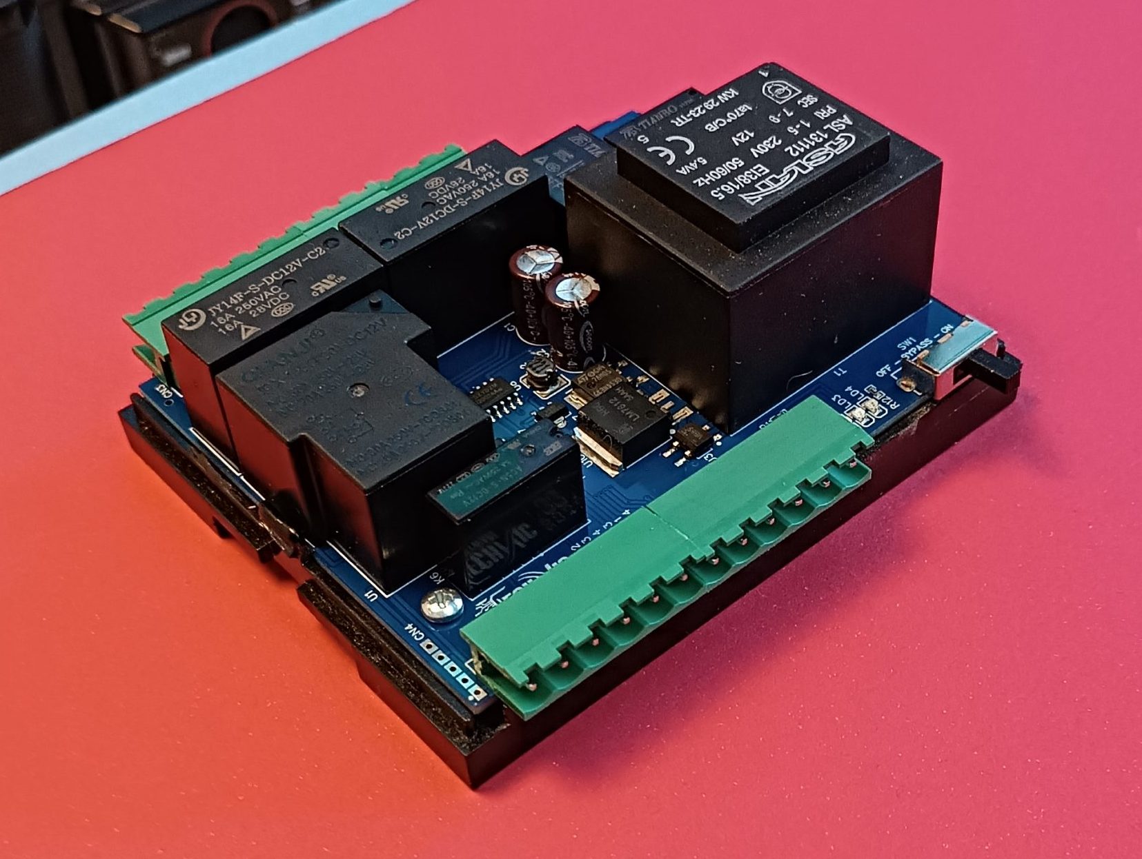arkada eski telefon fotograf makinesi ve kırmızı zemin üzerinde çif klima kontaklı orta boy varlık modülü elektronik devre kartı