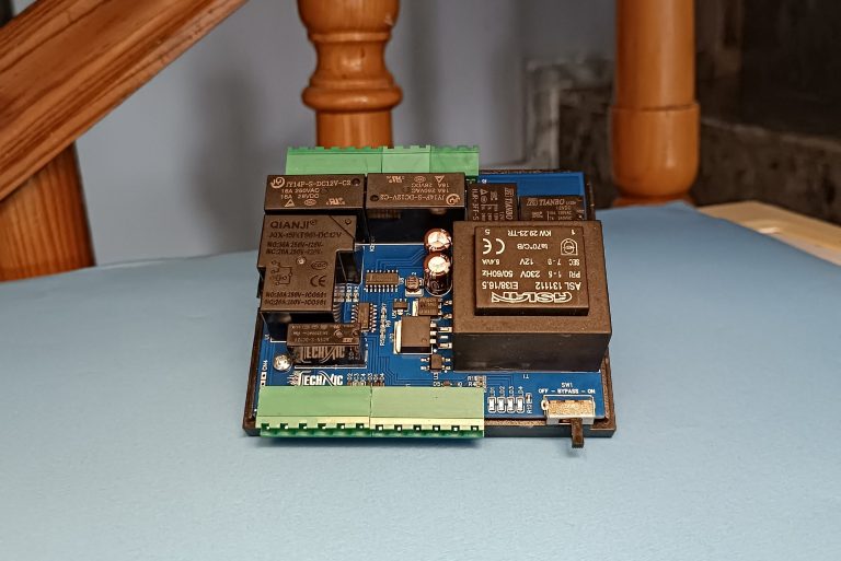 arkada ahşah merdiven ve açık mavi zemin üzerinde çift klima orta boy varlık modülü elektronik devre kartı