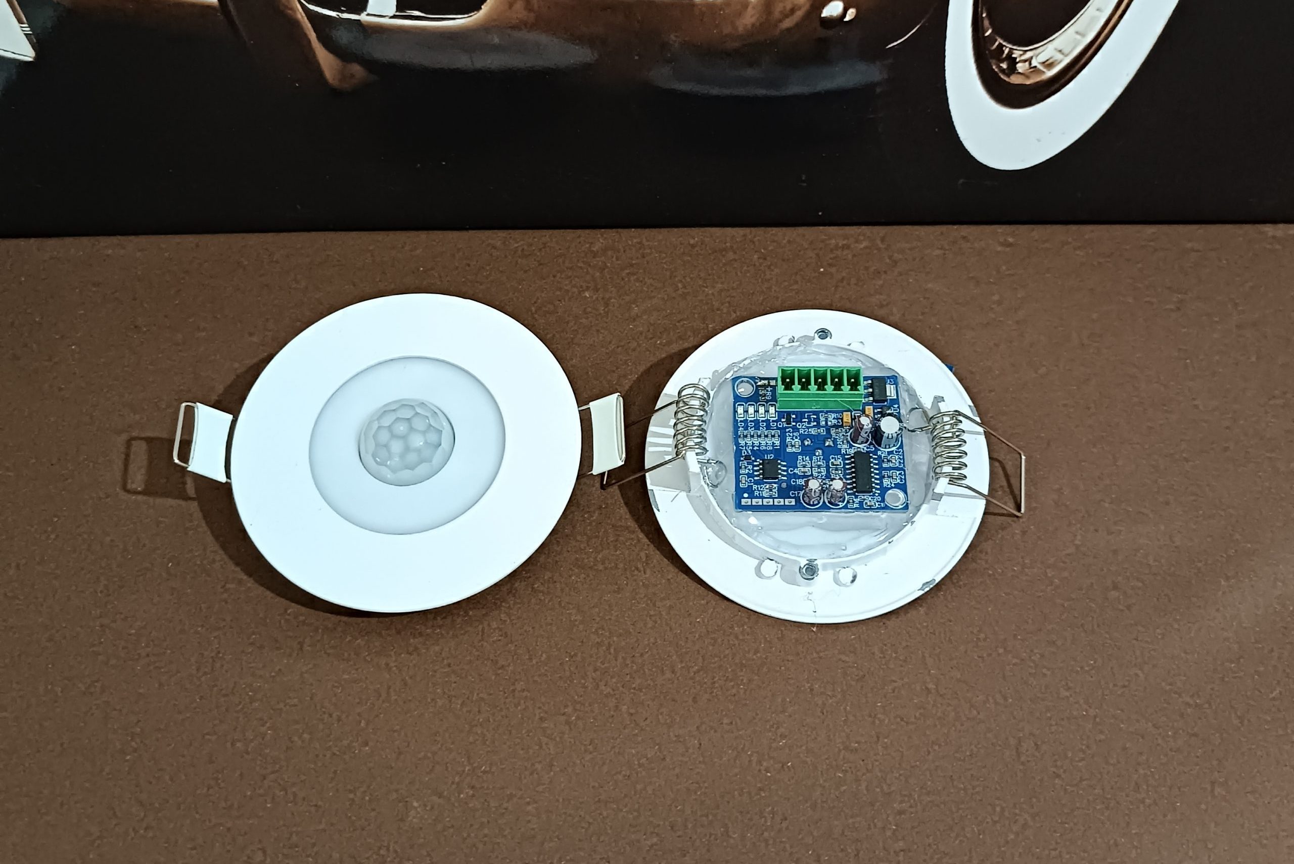 Kahverengi zemin üzerinde varlık sensörü elektronik devre katı