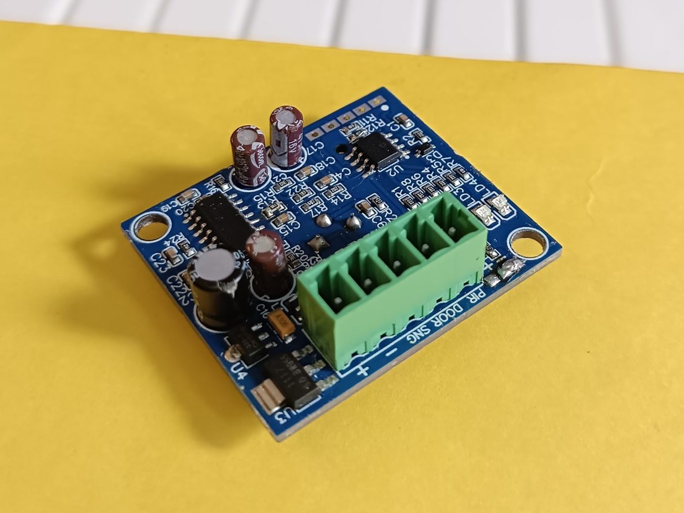 arkada piyano tuşları ve sarı zemin üzerinde varlık sensörü elektronik devre kartı