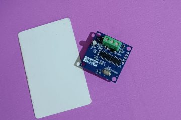 Mor zemin üzerinde Energysaver elektronik devre kartı ve 13.56 mhz Mifare kart